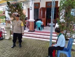 Anggota Polsek Krembung, Menjaga Kenyamanan Ibadah di Tengah Keberagaman