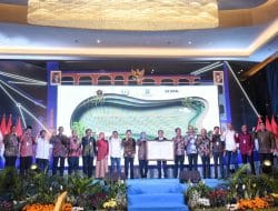 Gubernur Khofifah Raih PWI Maritime Awards