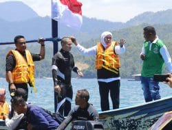 Percantik Bawah Laut, Gus Ipin Tenggelamkan Terumbu Karang Bersama Gubernur Jatim