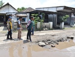 Sidak Jalan Berlubang Tarik-Mlirip, Bupati Gus Muhdlor Pastikan Dibeton Tahun 2023