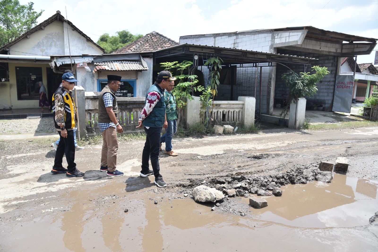 Sidak Jalan Berlubang Tarik-Mlirip, Bupati Gus Muhdlor Pastikan Dibeton ...