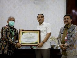 Surabaya Terima Sertifikat ODF, Wali Kota Eri Targetkan 5 Pilar STBM Tercapai pada Desember 2023
