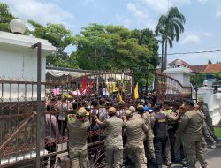 Sempat Ricuh, Demo Aliansi Mahasiswa Mencoba Masuk Pendopo Kabupaten Jombang