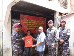Prajurit Denma Mako Kormar Kunjungi Korban Kebakaran di Kelurahan Senen