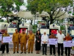 Upayakan Efisiensi, Pemkab Bojonegoro Berikan 17 Unit Combine Harvester