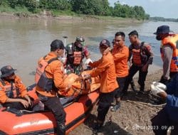 Tim BPBD Bojonegoro Evakuasi Korban Tenggelam di Sungai Bengawan Solo