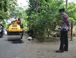 Jelang Hari Raya Ketupat, Beberapa Ruas Jalan di Trenggalek Diperbaiki