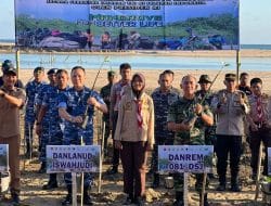 Bersama Danlanud Iswahjudi dan Forkopimda Pacitan, Danrem 081/DSJ Tanam Mangrove di Pantai Soge