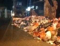 Sampah Menumpuk Berdekatan Dengan Kantor Kelurahan Bakti Jaya Depok