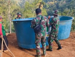 Guna Mempermudah Pengerjaan Sasaran Fisik Pra TMMD, Personil Kodim/0801 Pasang Tandon Air.