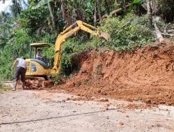 Efektif Dan Maksimal, Pra TMMD Kodim 0801/Pacitan Kerjakan Pelebaran Jalan Dengan Excavator.