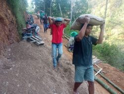 Potret Semangat Warga Melangsir Semen Ke Titik Sasaran Pada Pra TMMD Ke-117 Kodim Pacitan