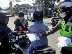 Operasi Patuh Semeru, Polisi di Blitar Berikan Edukasi Lalu Lintas Kepada Warga