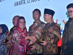 Gus Ipin Raih Penghargaan Bina Koperasi Andalan di Trenggalek