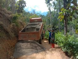 Pendistribusian Material Pasir Ke Titik Sasaran Program TMMD Ke-117 Kodim Pacitan