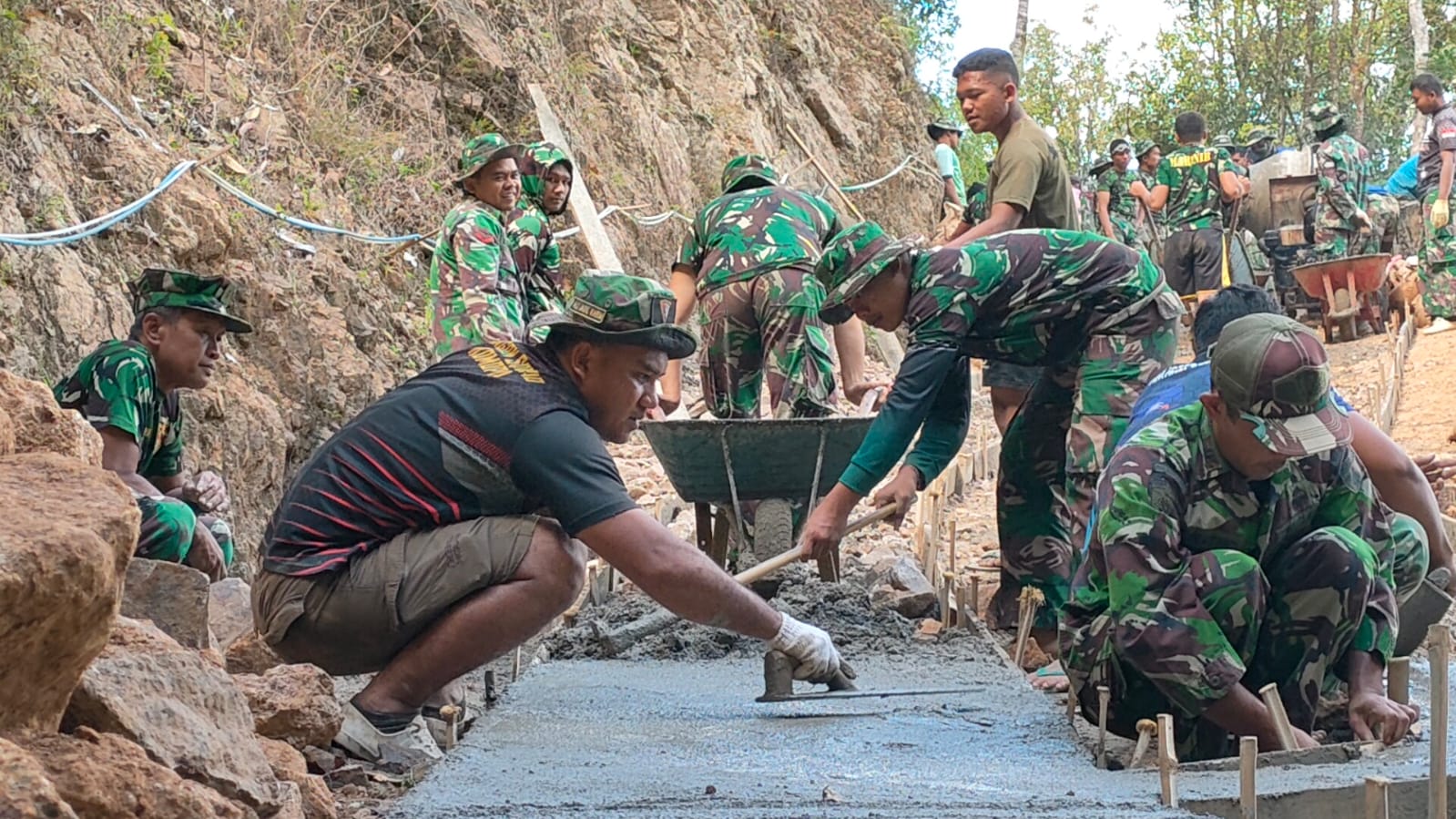 Program Tmmd Ke 117 Kodim 0801 Pacitan Kerjakan Pengerasan Jalan