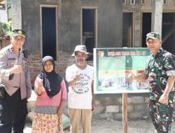 Tangis Misman Pecah dapat Bantuan Keramik dari Danrem 081/DSJ