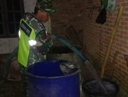 Upaya Atasi Kekeringan, Babinsa Koramil 0801/08 Tulakan Kodim 0801/Pacitan Distribusikan Air Bersih