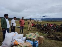 Kapolri Salurkan 264,7 Ton Beras dan 1.500 Sembako untuk Warga Papua Terdampak Kekeringan