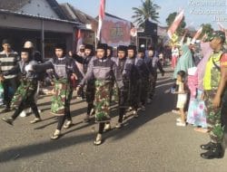 Babinsa Koramil 0801/01 Pacitan Dan Pihak Kepolisian Bersinergi Amankan Lomba Gerak Jalan Kreasi Jenaka