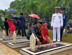 Kenang Pahlawan Kusuma Bangsa, Dandim 0801/Pacitan Bersama Forkopimda Ikuti Upacara Tabur Bunga