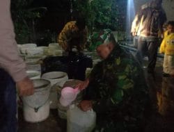 Bantu Atasi Kekeringan, Babinsa Koramil 0801/08 Tulakan Distribusikan Air Bersih