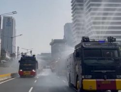 Kurangi Polusi, Polda Metro Jaya Kerahkan 4 Mobil Water Cannon Semprot Jalan Protokol