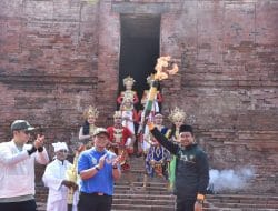 Gus Muhdlor Lepas Kirab Api Porprov VIII Jatim Start Candi Pari