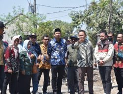 Bupati Gus Muhdlor Pantau Pengerjaan Betonisasi Jalan Desa Banjar Panji Tanggulangin