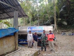 Distribusikan Air Bersih, Koramil 0801/11 Donorojo Bantu Warga Terdampak Kekeringan.