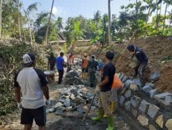 Cegah Longsor, Babinsa Koramil 0801/04 Bantu Warga Bangun Talud