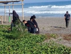 Relawan BGN  Deklarasi Gibran Sebagai Cawapres di Pantai Mliwis Ambal