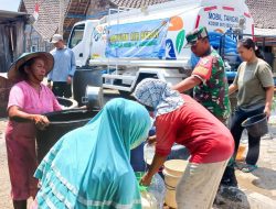 Kompak, Kodim Bojonegoro bersama Koramil dan Pemdes Kasiman salurkan 25 ribu Liter Air Bersih