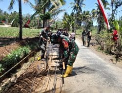TANGAN TERAMPIL SATGAS TMMD 118 MERAKIT BESI COR DI SASARAN DRAINASE