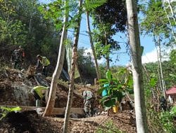 Anggota Kodim 0818/Malang Batu Mulai Buat Papan Cor