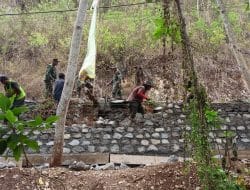 Batu Buat Pembangunan Penahan Tanah Mulai Dicampur dengan Semen