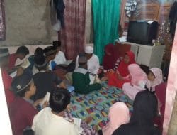 Demi Berbagi Ilmu Agama, Guru Ngaji Nekat Mengajar di Rumah yang Hampir Roboh