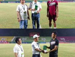 Pegadaian Kanwil XII Surabaya Berikan Penghargaan Kepada Dua Pemain Deltras Sidoarjo