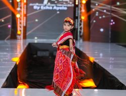 Gunakan Kain Ulos, Keysia Aritonang Harumkan Indonesia di Bangkok Fashion week 2023