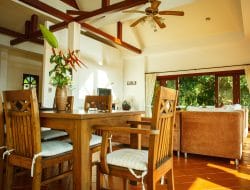 Saat Kaca Bertemu Kayu dalam Harmoni Desain yang Hangat