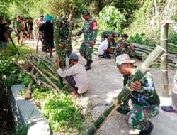 Babinsa Koramil Padangan Bojonegoro bersama Warga Ngeper Gotong Royong Buat Jembatan