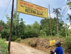 Warga Dusun Sengon Menunggu Jalan Desanya Diperbaiki