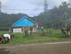 Personel Brigif 26/Gurana Piarawaimo Kerja Bakti Bersihkan Gereja