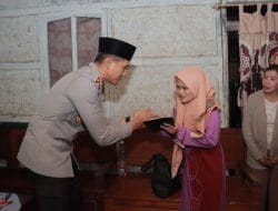 Kapolres Jember Serahkan Santunan kepada Keluarga Anggota KPPS yang Meninggal