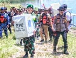 Seberangi Waduk Pondok, Prajurit TNI di Ngawi Berjuang Distribusikan Logistik Pemilu