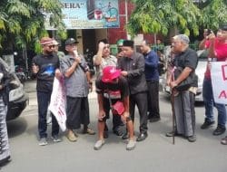 Unsur Pimpinan DPRD Trenggalek Temui Aksi Massa Desak Hak Angket
