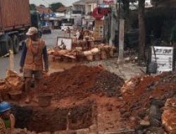 Dinilai Kurang Pengawasan, Pekerja Galian PDAM di Depok Abaikan Keselamatan Kerja