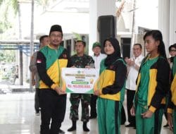 Gus Muhdlor Serahkan Bonus Untuk Atlet dan Pelatih Berprestasi di Ajang Porprov Jatim ke VIII