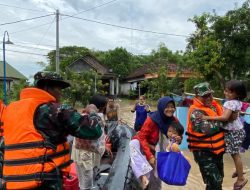 Banjir Terjang 5 Kecamatan di Madiun, Prajurit TNI Terjun Bantu Warga