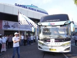 Direktur Teknik PT Pelindo Terminal Petikemas, melepas peserta Mudik Bersama BUMN Pelindo